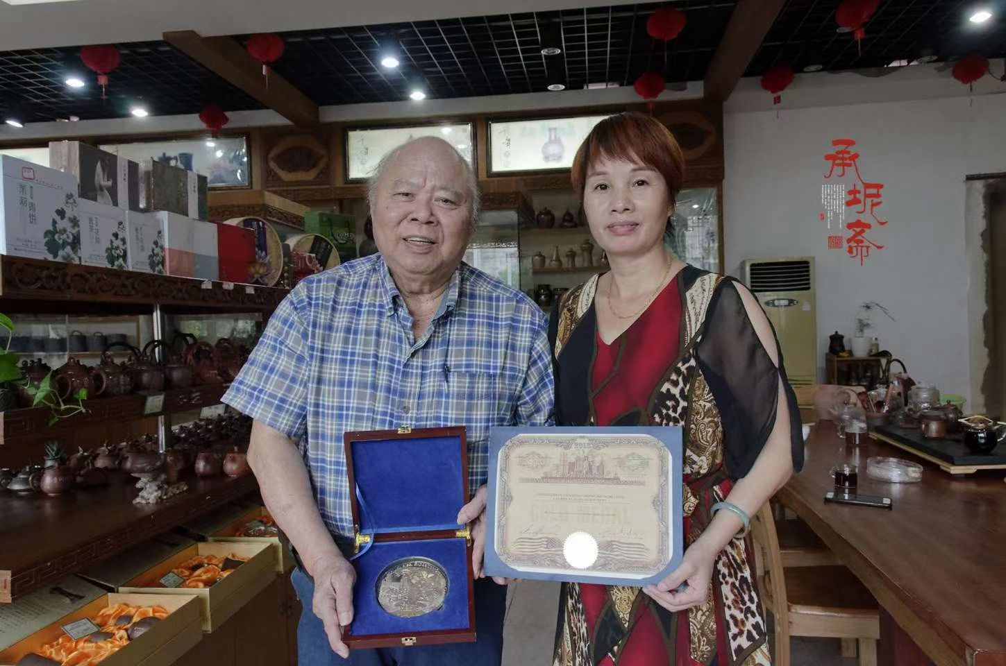 Bậc thầy Deng Dunwei và nhà sáng lập thương hiệu trong không gian trưng bày gốm Nê Hưng